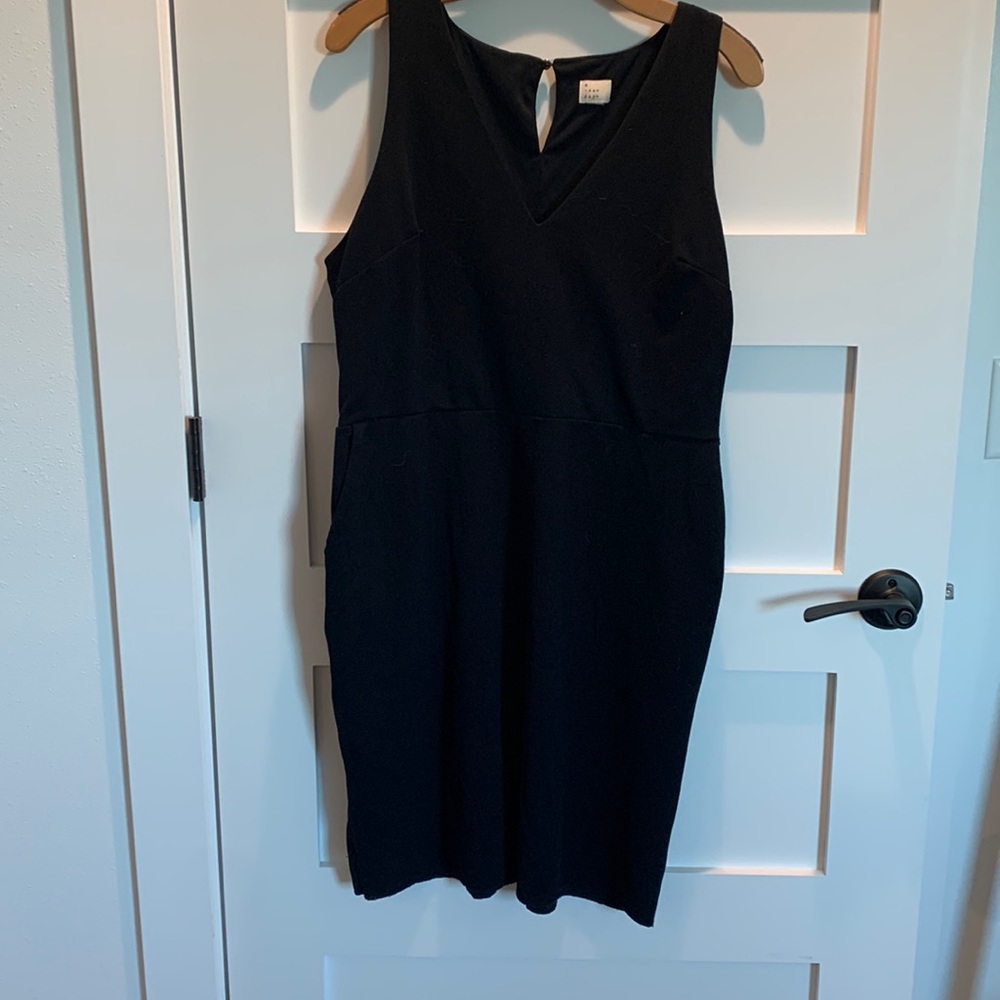 Black sleeveless dress